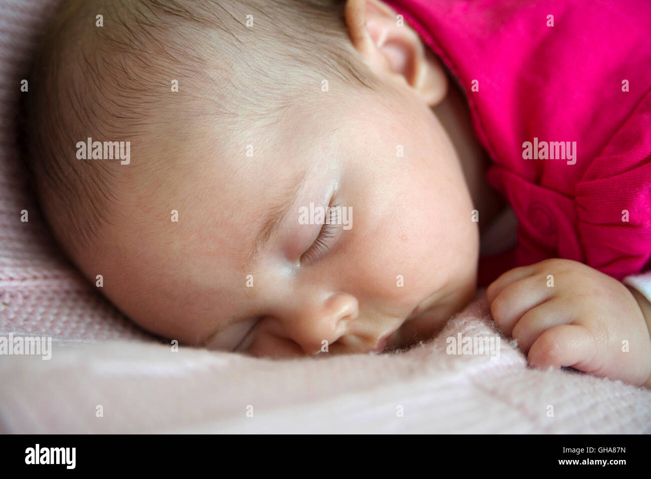 Sleeping neonato nell'anguria top Foto Stock