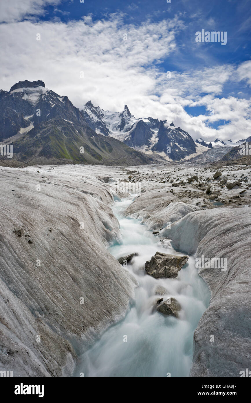 Geografia / viaggi, Francia, ghiacciaio fiume sul Mer de Glace ghiacciaio in estate, Chamonix Additional-Rights-Clearance-Info-Not-Available Foto Stock
