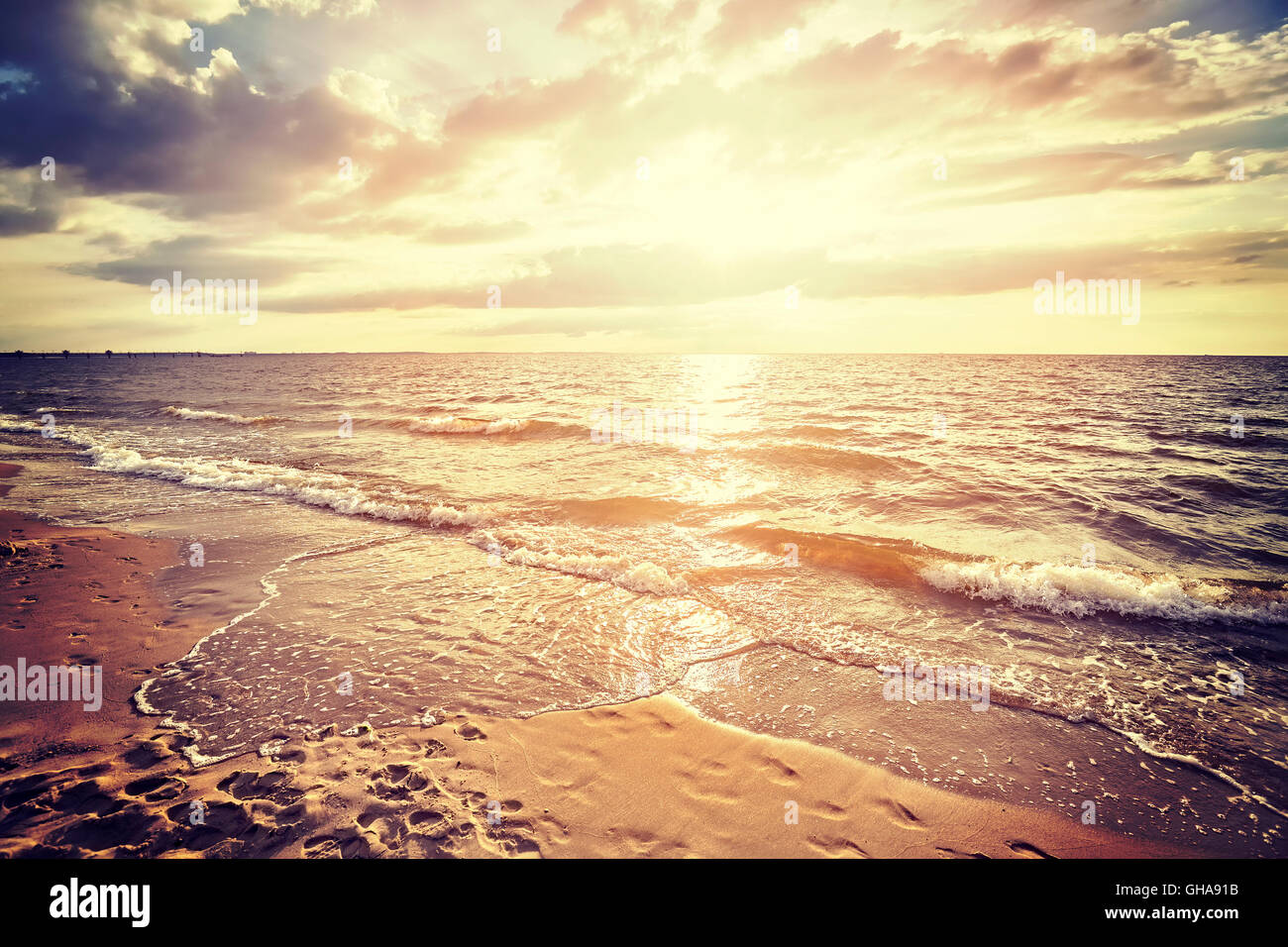 Vintage filtrato spiaggia al tramonto, estate paesaggio. Foto Stock