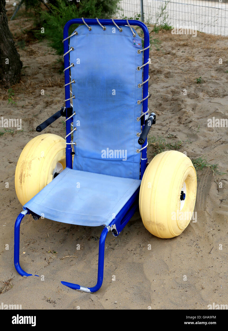 Sedia a rotelle speciale con pneumatici gonfiabili andare sul mare Foto Stock