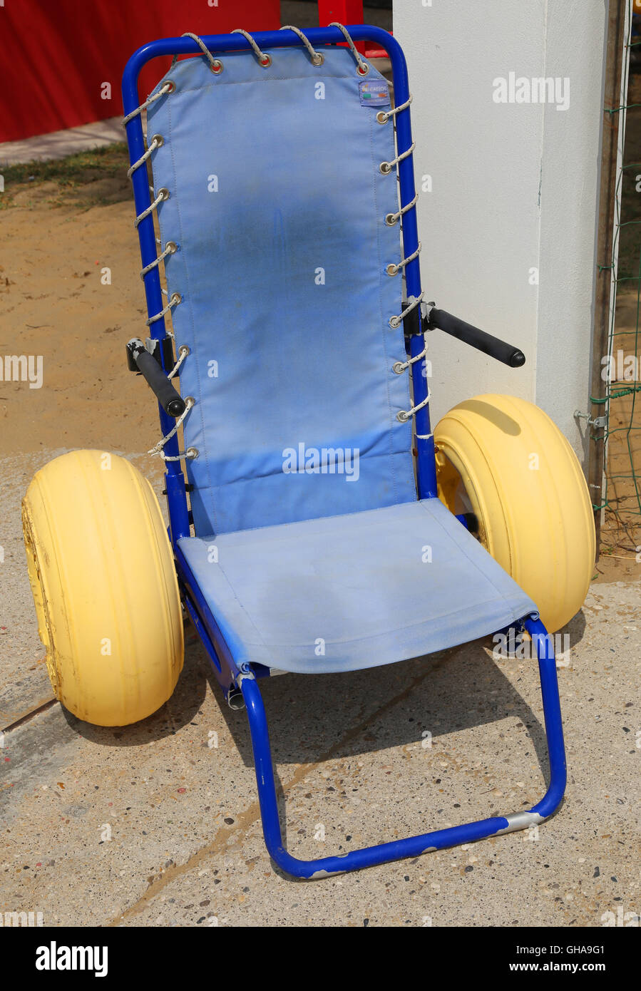 Sedia a rotelle speciale con pneumatici gonfiabili andare sul mare Foto Stock