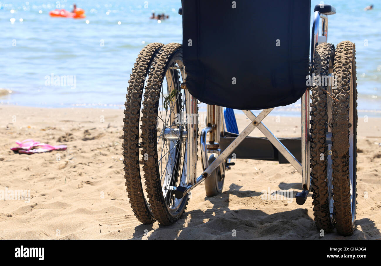 Sedia a rotelle moderno sulla spiaggia in riva al mare in estate Foto Stock