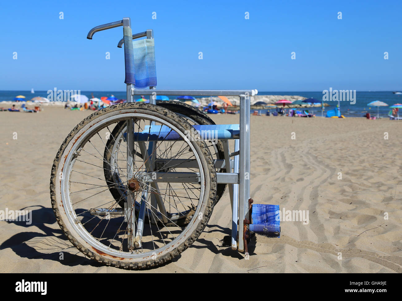Sedia a rotelle moderno in alluminio con ruote speciali per spostarsi sulla spiaggia di sabbia Foto Stock