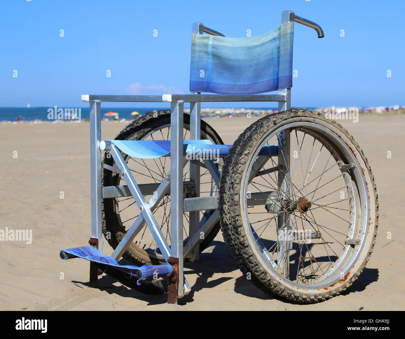 Sedia a rotelle moderno in alluminio con ruote speciali per spostarsi sulla spiaggia di sabbia Foto Stock