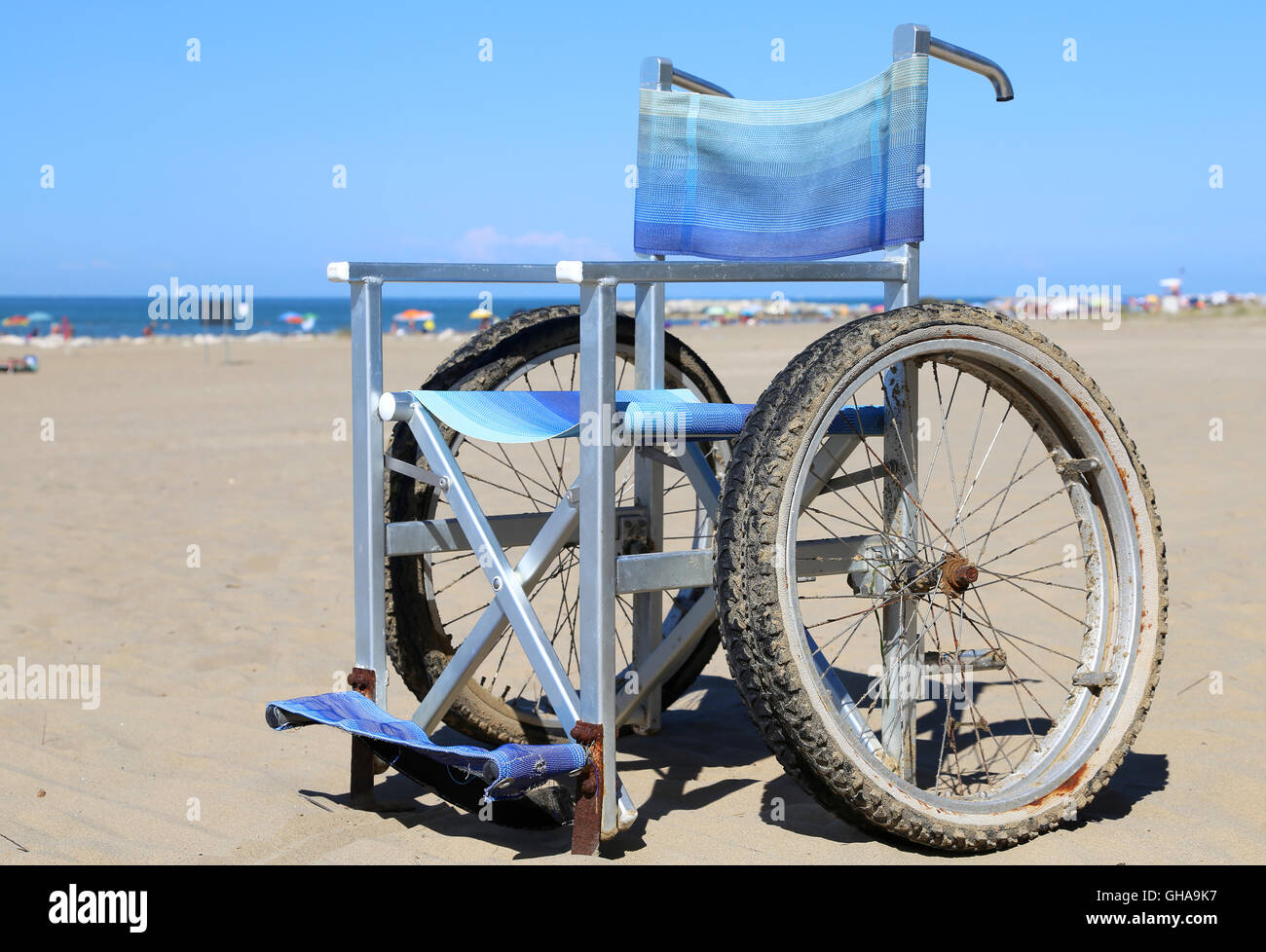 Moderne sedie a rotelle di alluminio con ruote speciali con doppio movimento pneumatico sulla spiaggia Foto Stock