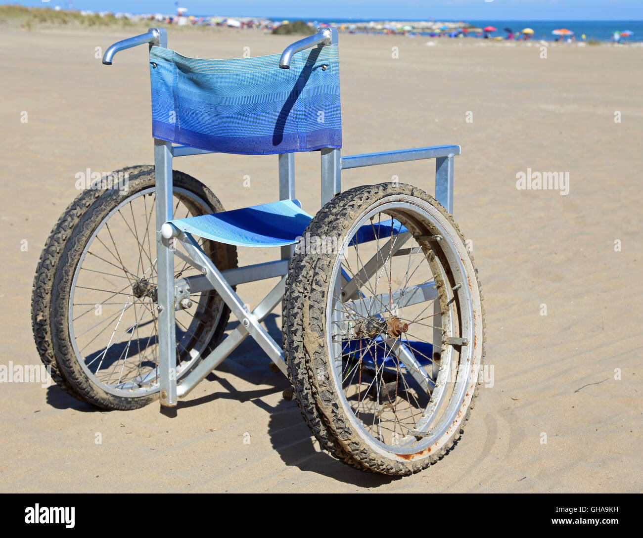 Moderne sedie a rotelle di alluminio con doppi pneumatici in movimento sulla spiaggia Foto Stock