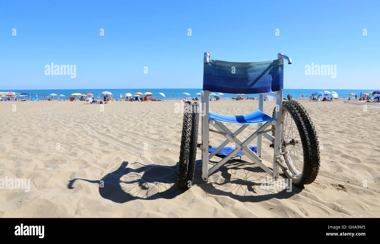 Isolato di carrozzine per persone con problemi di mobilità sul mare spiaggia Foto Stock