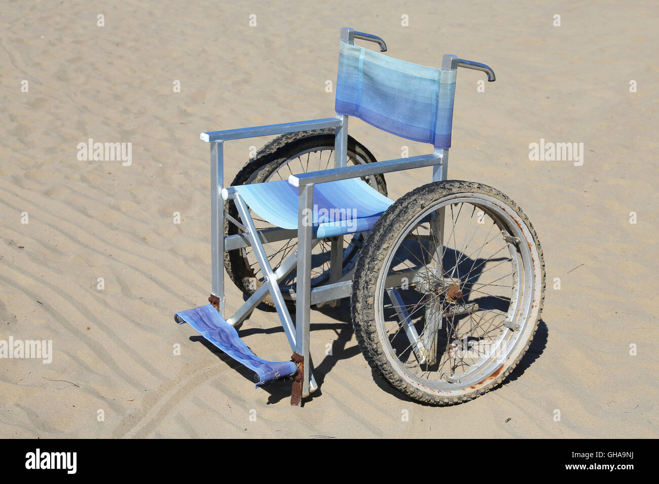 Sedia a rotelle isolati in alluminio con ruote speciali su thesand Foto Stock