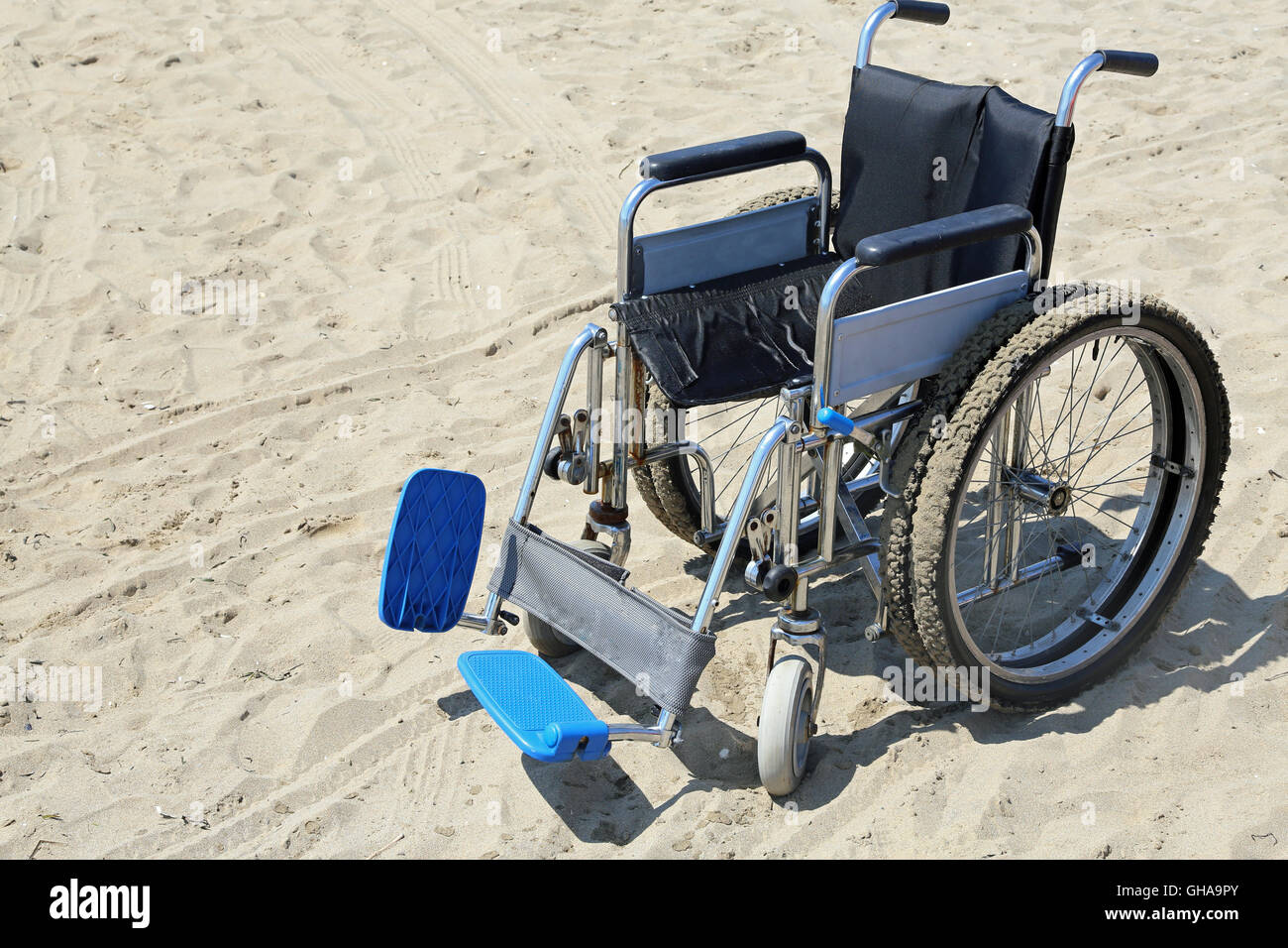 Sedia a rotelle robusto in alluminio con pneumatici speciali Foto Stock