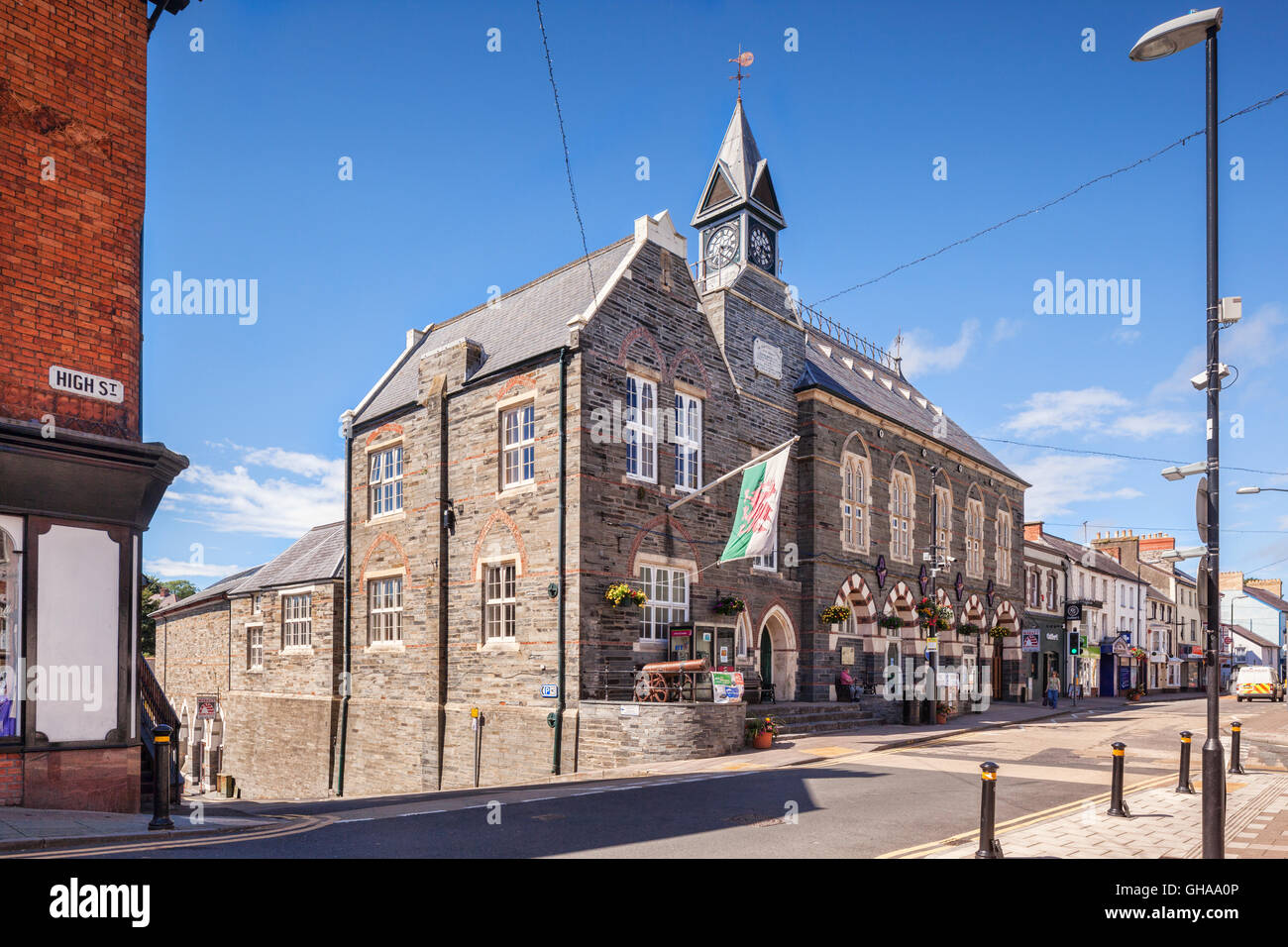 Cardigan High Street e il Municipio, Wales, Regno Unito Foto Stock