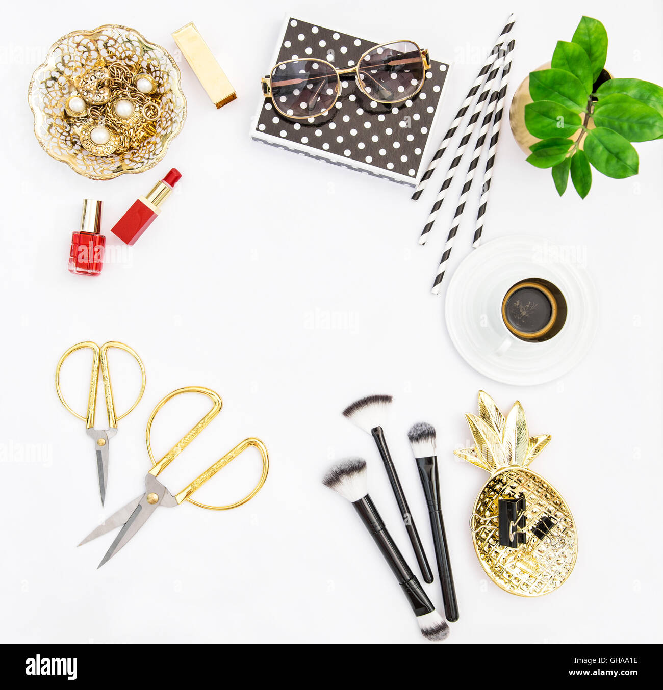 Accessori di moda, cosmetica, caffè e piante verdi. Piatto per laici sito femminile, blogger, social media Foto Stock