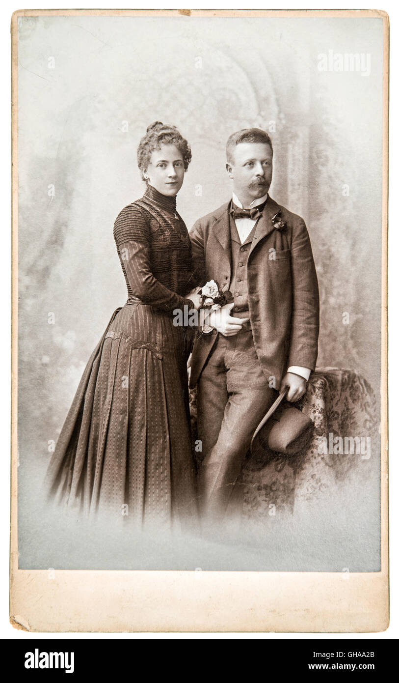 Antico ritratto di famiglia l uomo e la donna che indossa abiti d'epoca ca. 1880 in Foto Stock