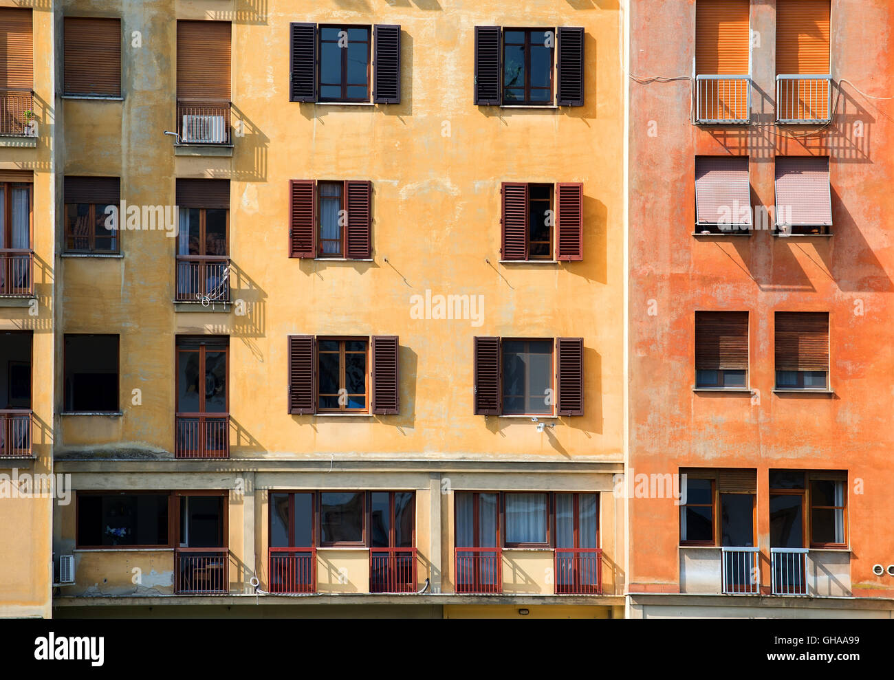 Vecchia casa colorata a Firenze al giorno di sole Foto Stock