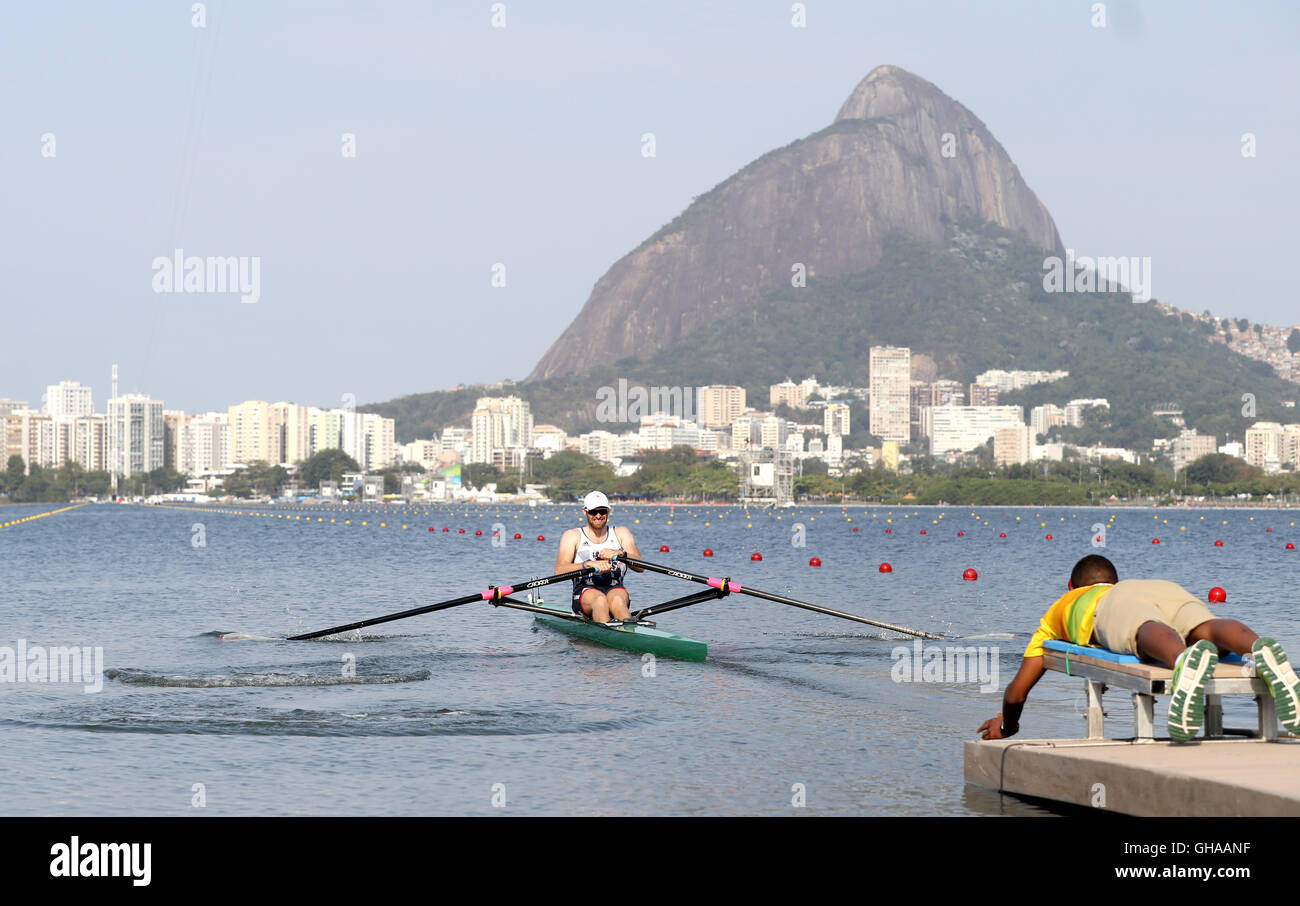 Gran Bretagna Alan Campbell compete nella mens singolo skiff Quarti di Finale a Lagoa Stadium il quarto giorno del Rio Giochi Olimpici, Brasile. Foto Stock