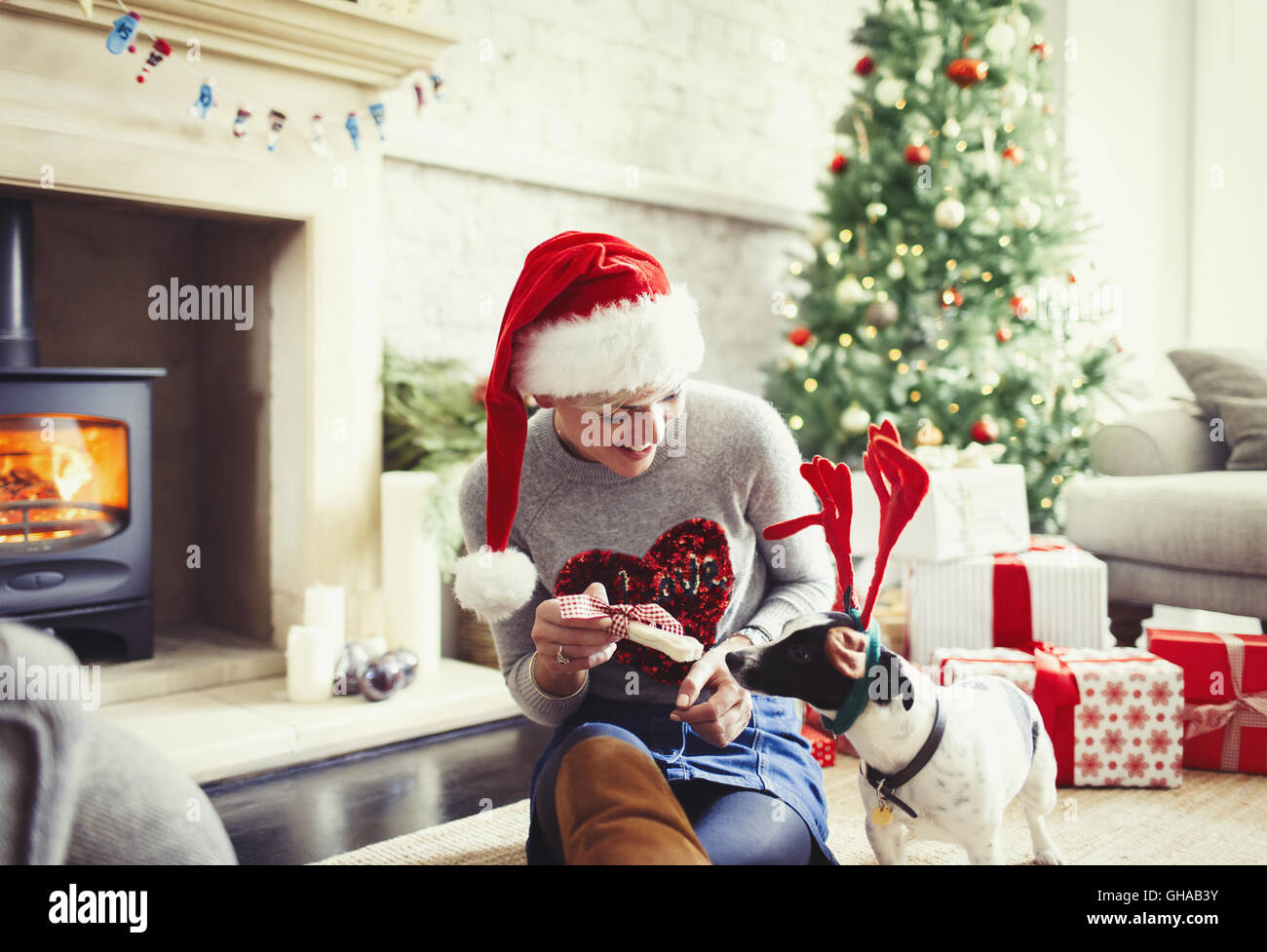 Donna che l'osso di cane che indossa il natale renne palchi Foto Stock