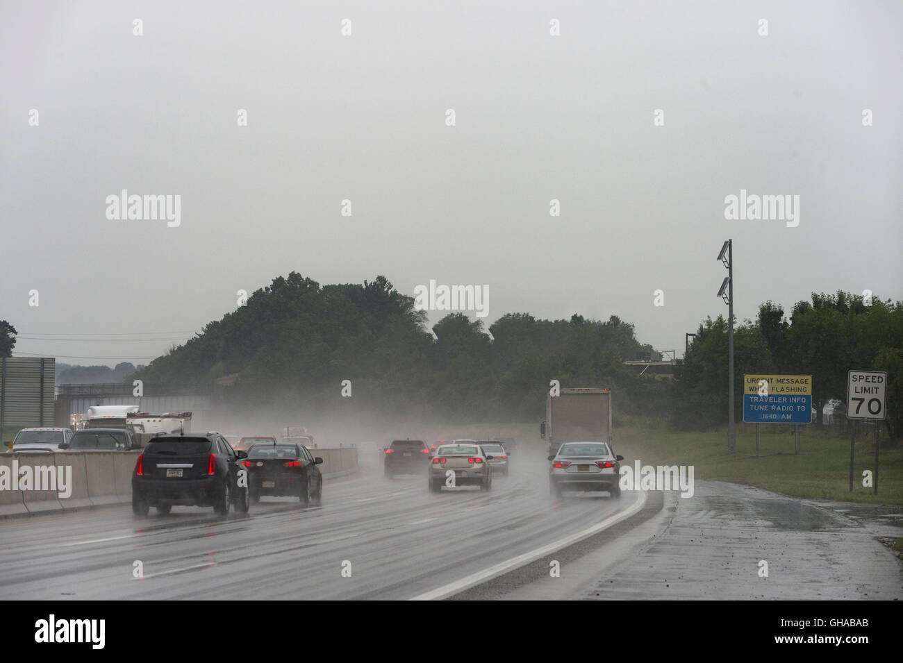 Il traffico autostradale in tempesta di pioggia Foto Stock