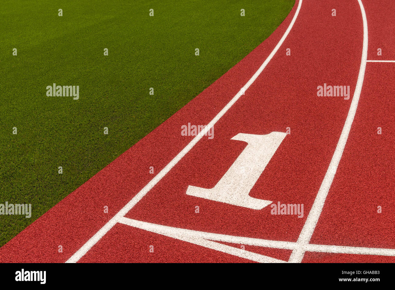 Vista ravvicinata di una pista e campo caso lo stadio con le corsie a formare motivi grafici Foto Stock