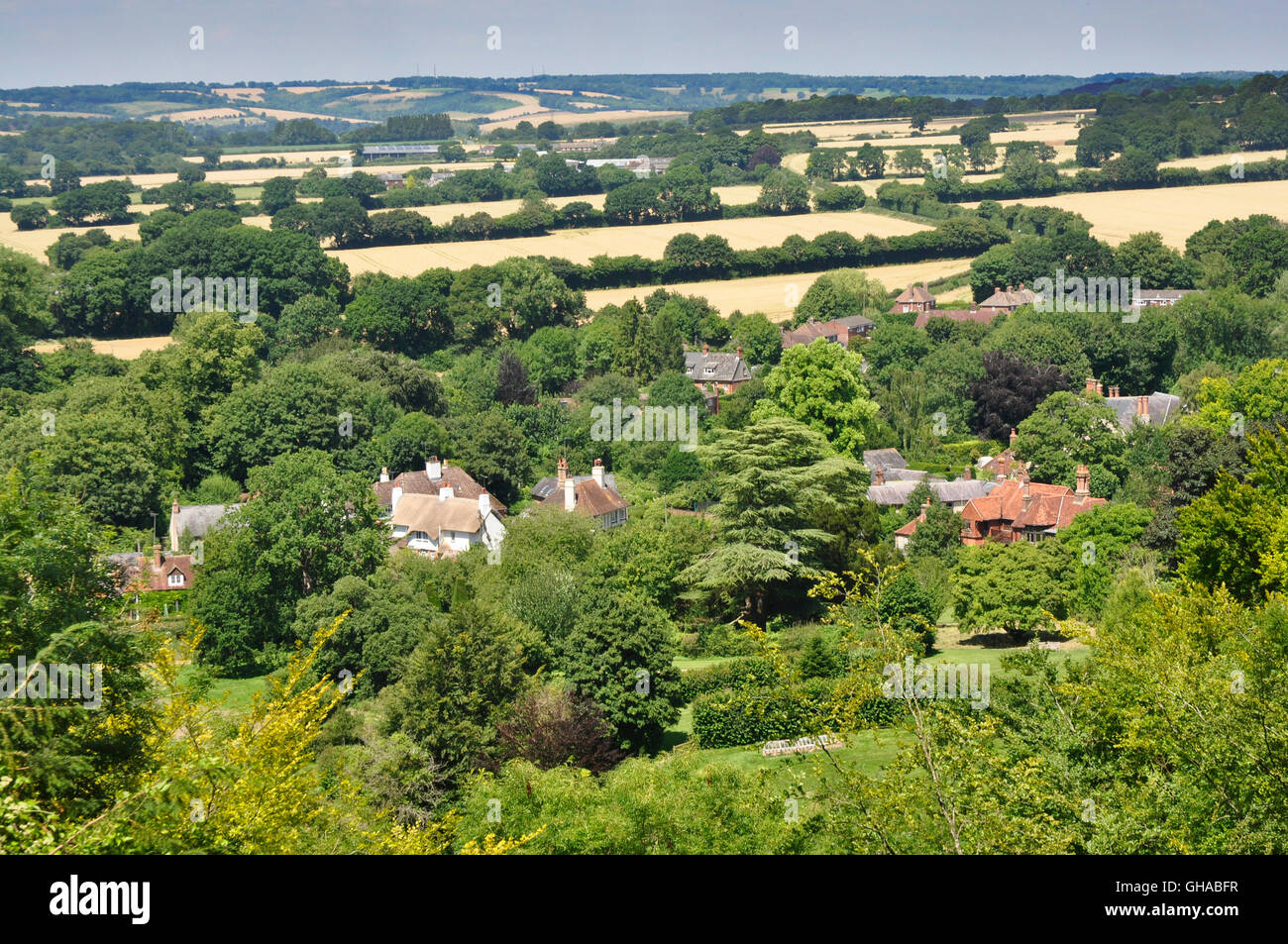 Hampshire vista sul villaggio Selborne da Selborne comune - cottage tetti - Alberi - campi - estate sunshine - paese di lingua Inglese Foto Stock