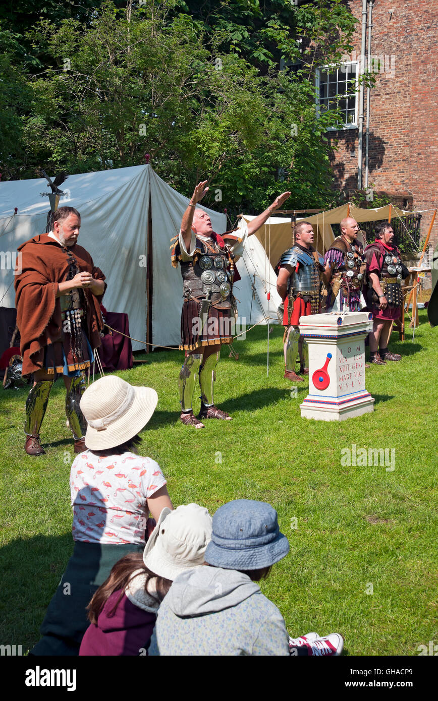 Re-enactors al festival romano di Eboracum in estate York North Yorkshire Inghilterra Regno Unito GB Gran Bretagna Foto Stock