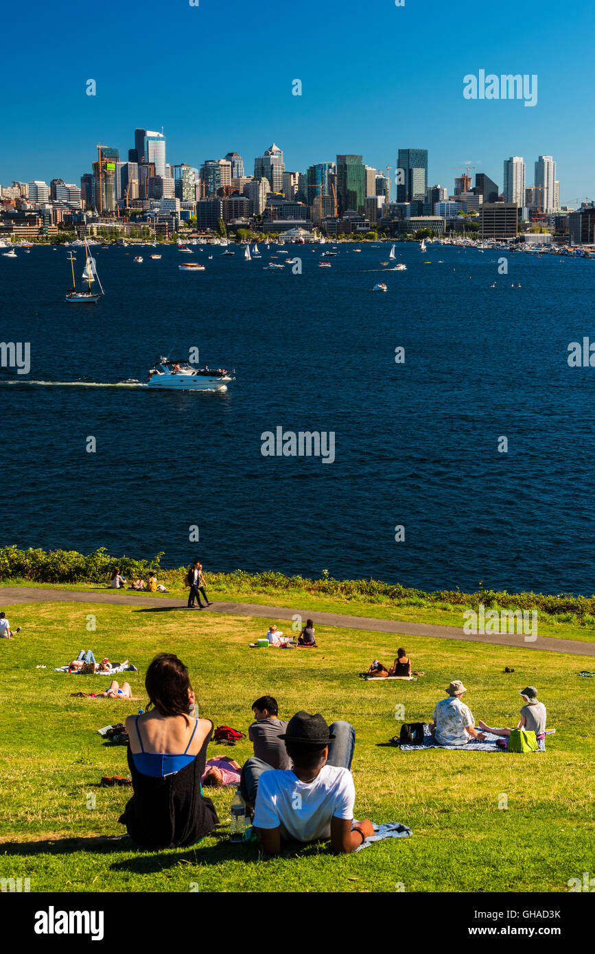 Il Lago Union e la skyline del centro visto da lavori Gas Park, Seattle, Washington, Stati Uniti d'America Foto Stock