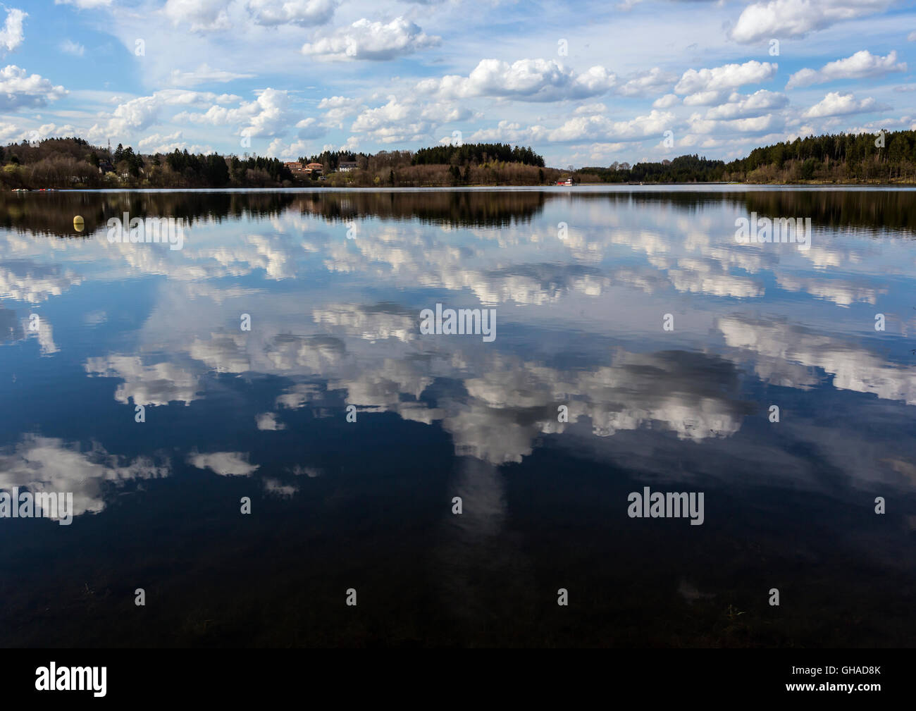 Il Cloud riflessioni su un lago ancora Foto Stock