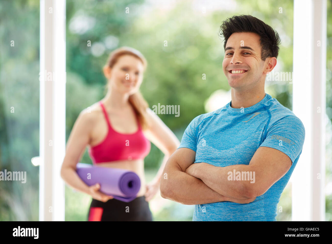 Giovane si fermò insieme in palestra Foto Stock