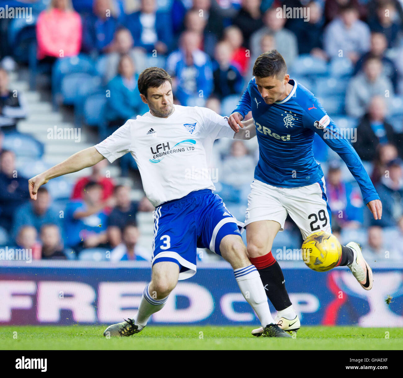 Rangers Michael O'Halloran (destra) e Peterhead's Steven nobile (sinistra) battaglia per la sfera durante il Betfred Cup match al Ibrox Stadium, Glasgow. Foto Stock