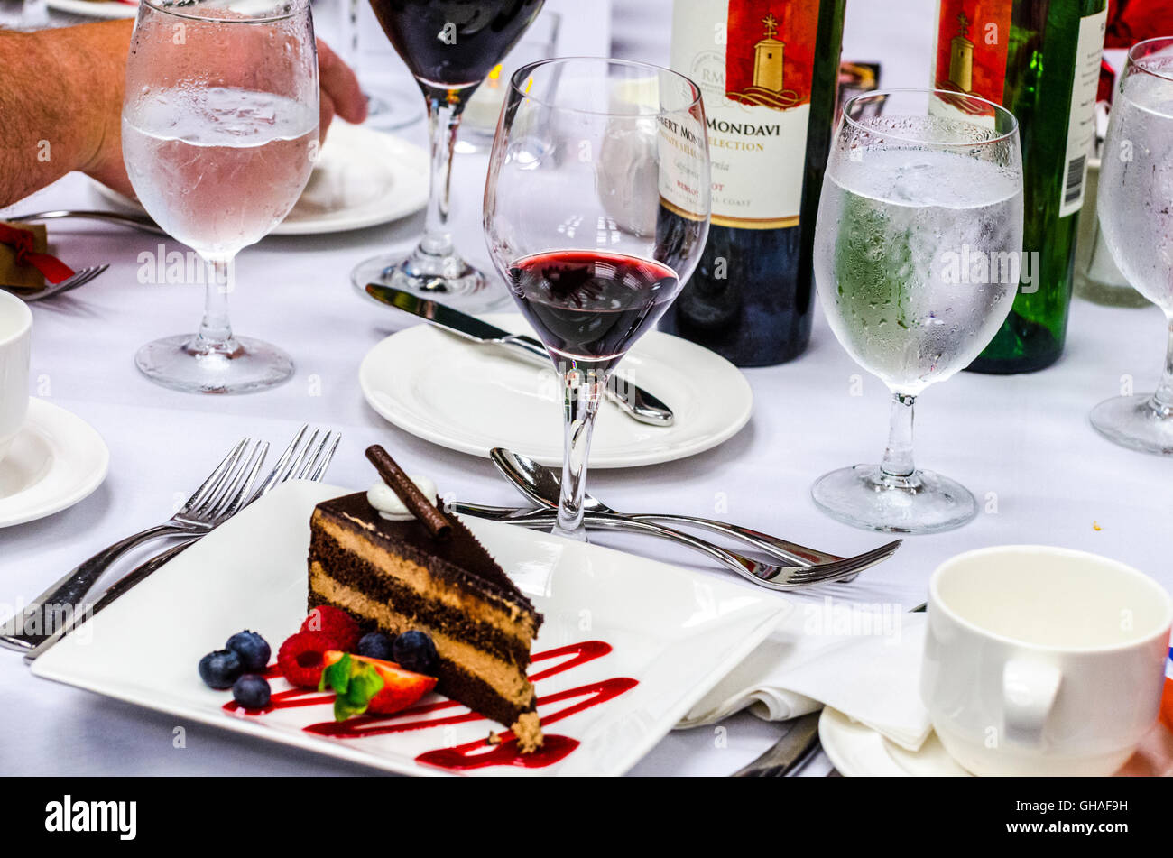 Un dessert torta su un elegante set table Foto Stock