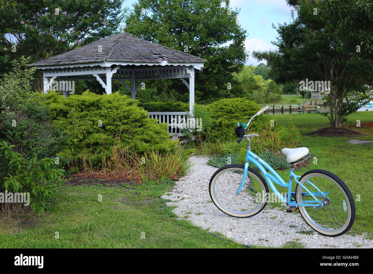 Bellissimo gazebo in legno in un parco con blue beach cruiser bicicletta Foto Stock