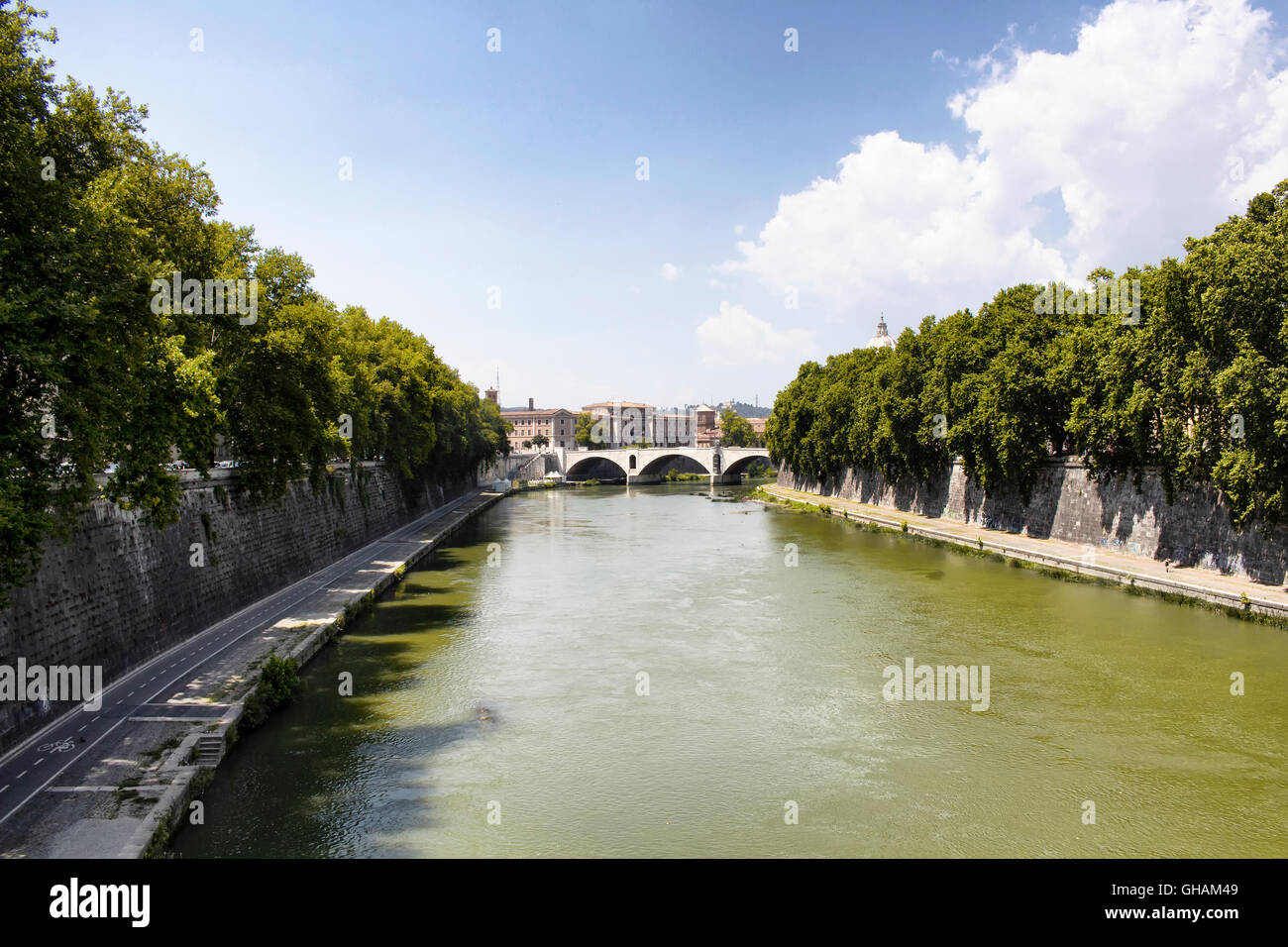 Vista della Città del Vaticano dal Ponte Sisto ponte di Roma Foto Stock