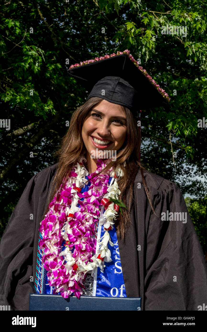 Uno studente universitario che frequentano la cerimonia di laurea di Sonoma State University di Rohnert Park a Sonoma County in California negli Stati Uniti Foto Stock