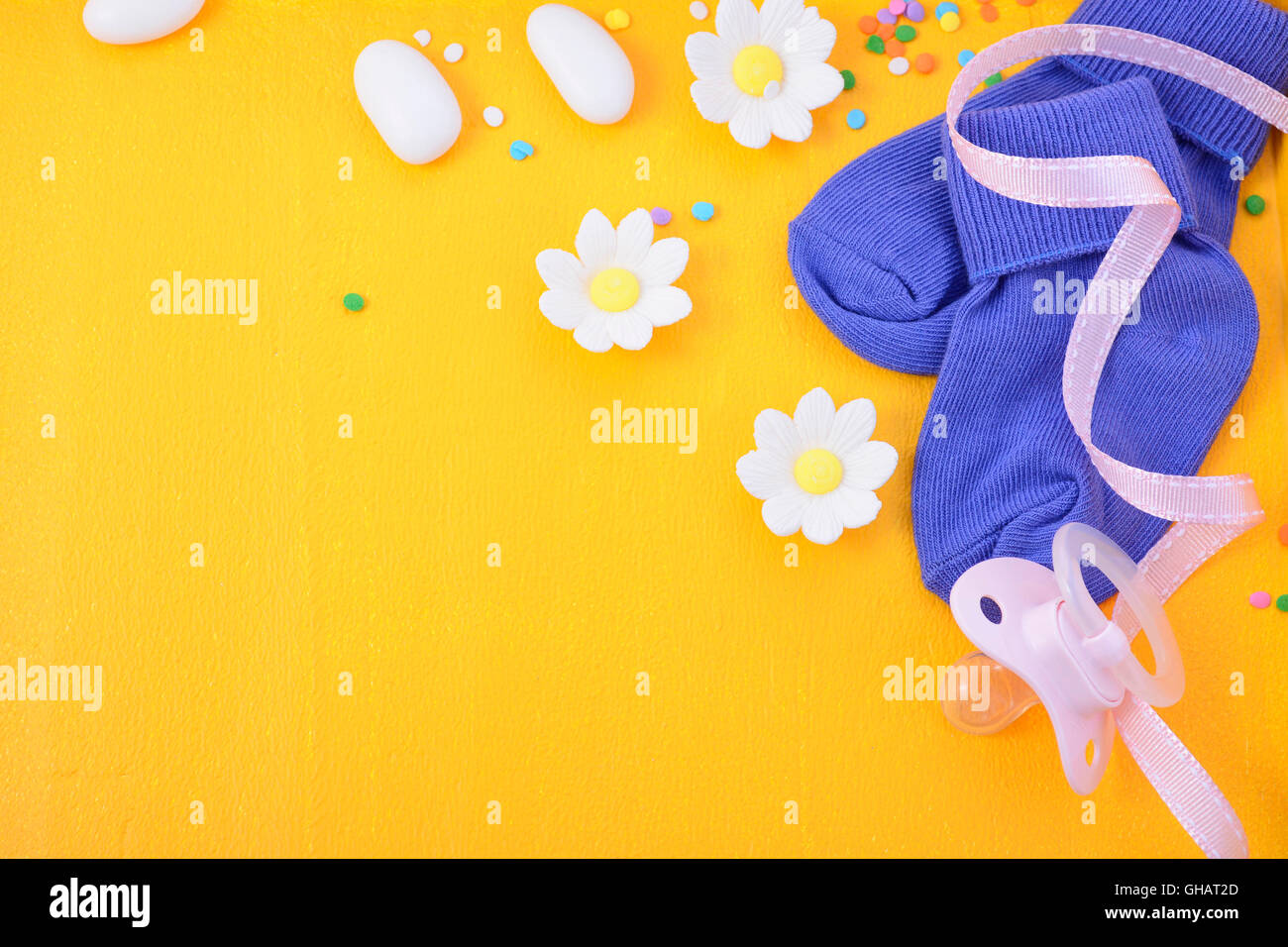 Baby doccia o vivaio di sfondo decorata con bordi su un giallo sullo sfondo di legno. Foto Stock