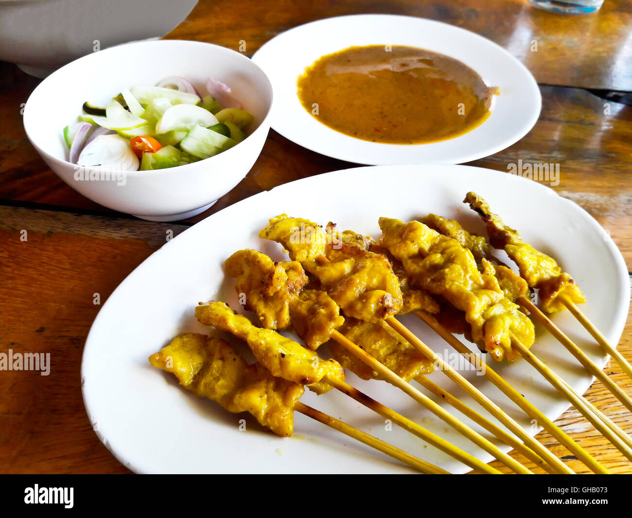 Carne di maiale alla griglia satay con salsa di arachidi, cibo tailandese Foto Stock