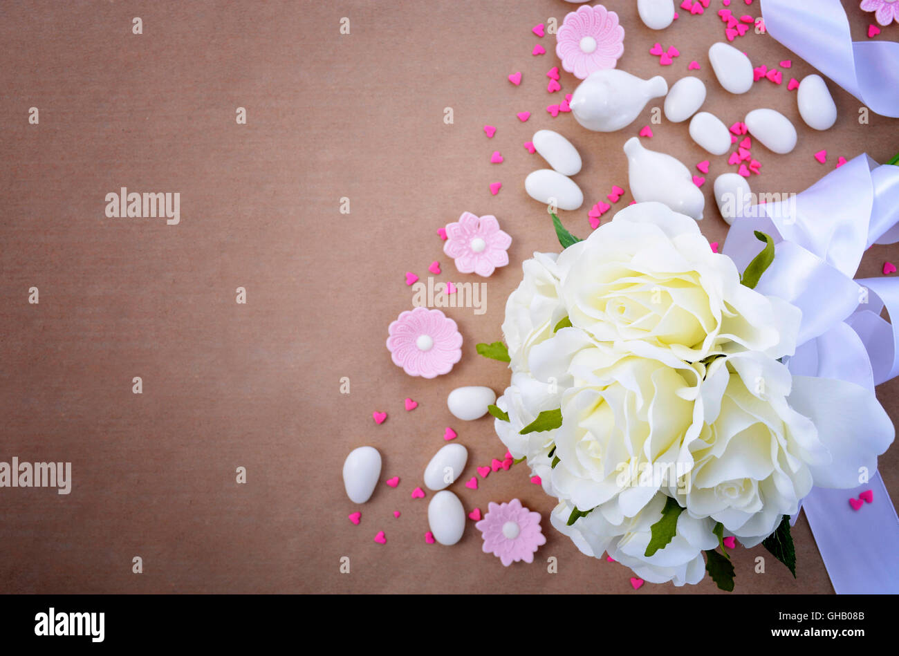 Sfondo di matrimonio con bordi decorati e copia dello spazio sul marrone naturale sfondo della carta, con applicato uno stile rétro filtri. Foto Stock