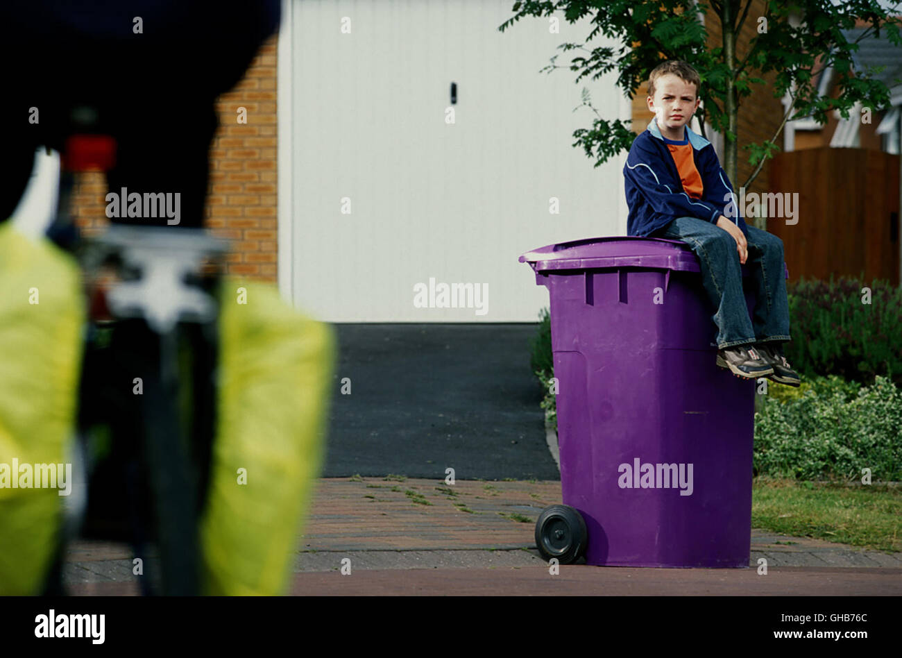 Milioni UK/USA 2004 Danny Boyle Filmszene: Damian (ALEXANDER NATHAN ETEL) sitzt auf der Mülltonne. Komödie Regie: Danny Boyle Foto Stock