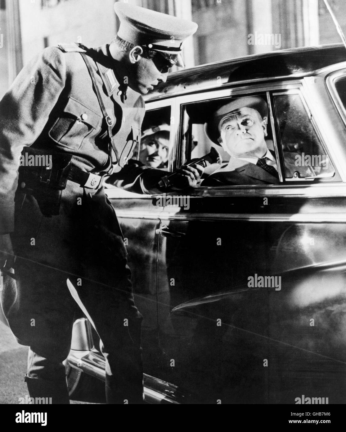 EINS, ZWEI, DREI Uno, Due, Tre USA/BRD 1961 Billy Wilder Szene: MacNamara (James Cagney) bei einer nächtlichen Autokontrolle in Ostberlin. Komödie Regie: Billy Wilder aka. Uno, Due, Tre Foto Stock