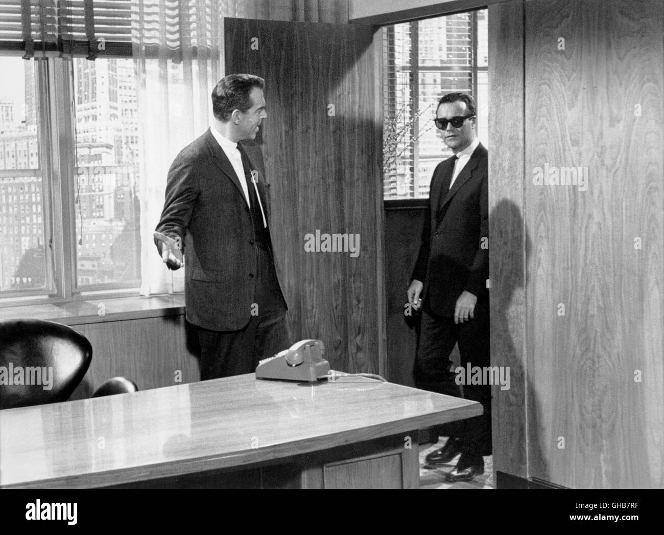 DAS APPARTEMENT Appartamento USA 1960 Billy Wilder volpoca (FRED MACMURRAY) bittet Baxter (JACK LEMMON) in sein Büro. Komödie Regie: Billy Wilder aka. L' appartamento Foto Stock
