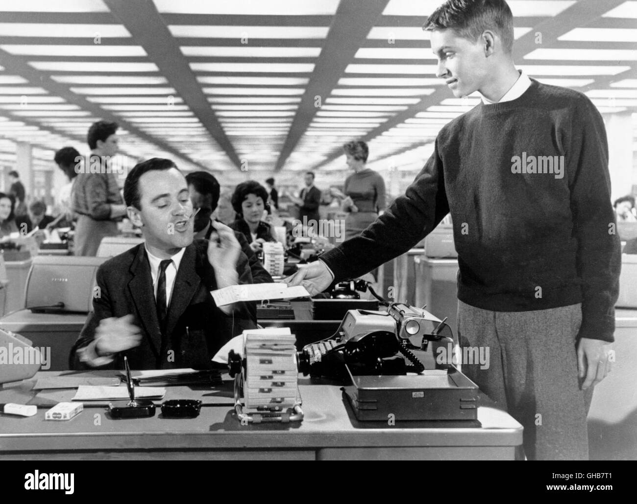 DAS APPARTEMENT Appartamento USA 1960 Billy Wilder Baxter (JACK LEMMON) Großraumbüro im un seinem Schreibtisch. Komödie Regie: Billy Wilder aka. L' appartamento Foto Stock