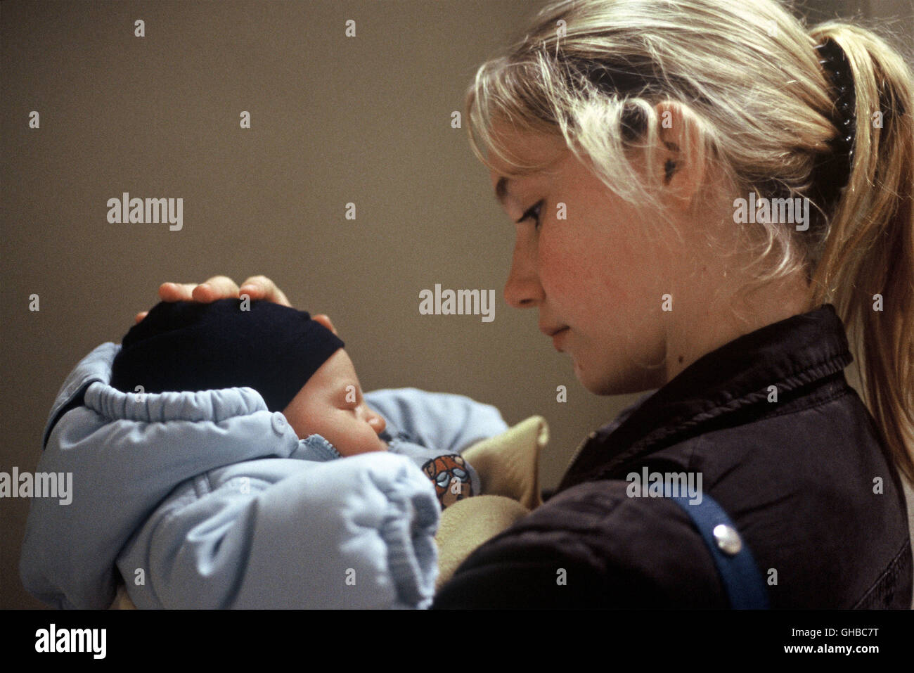 DAS TIPO L'enfant Francia/Belgio 2005 Jean-Pierre e Luc Dardenne Sonia (DEBORAH FRANCOIS) con il suo bambino Regie: Jean-Pierre e Luc Dardenne aka. L'enfant Foto Stock