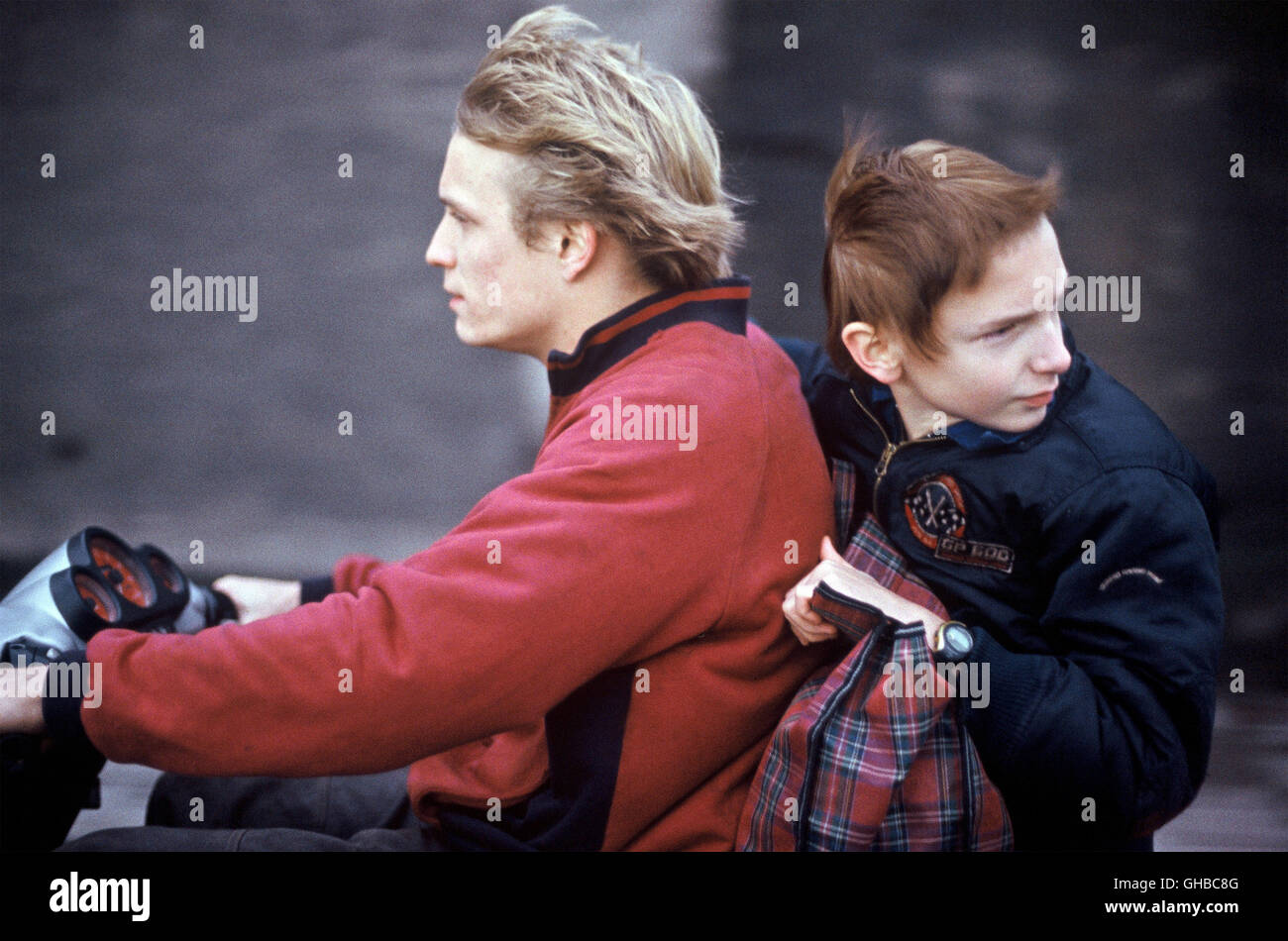 DAS TIPO L'enfant Francia/Belgio 2005 Jean-Pierre e Luc Dardenne Bruno (JEREMIE RENIER) e il giovane bandit (Fabrizio Rongione) Regie: Jean-Pierre e Luc Dardenne aka. L'enfant Foto Stock