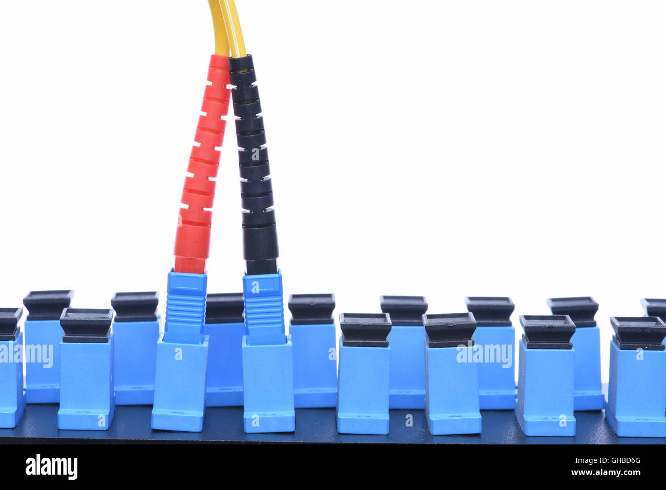 Fibra ottica cavo di rete con distribuzione ottica telaio isolato su sfondo bianco Foto Stock