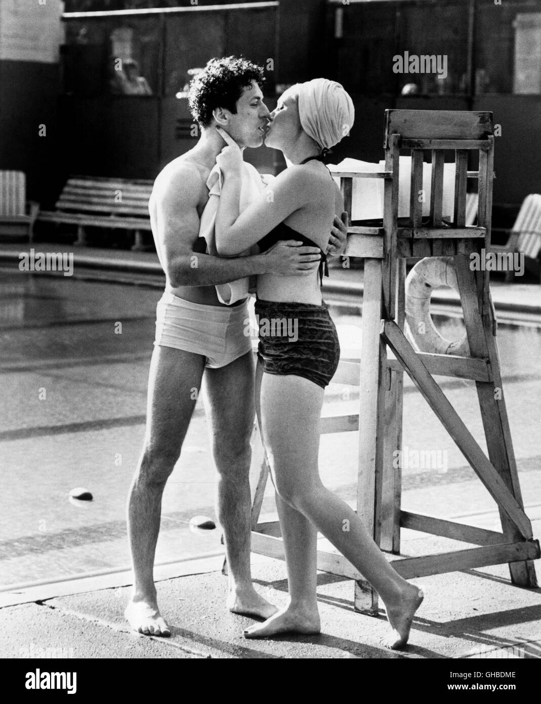 Toro infuria USA 1980 Martin Scorsese Jake La Motta (Robert de Niro), e la sua giovane moglie Vickie (Cathy Moriarty), smooch presso la piscina in 'toro infuria'. Regie: Martin Scorsese Foto Stock