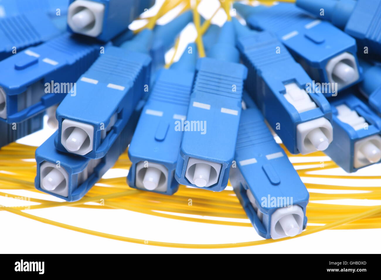 I cavi in fibra ottica connettori sc closeup isolati su sfondo bianco Foto Stock