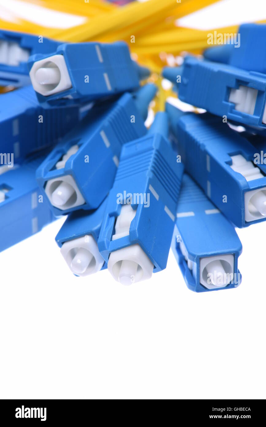 I cavi in fibra ottica connettori sc closeup isolati su sfondo bianco Foto Stock