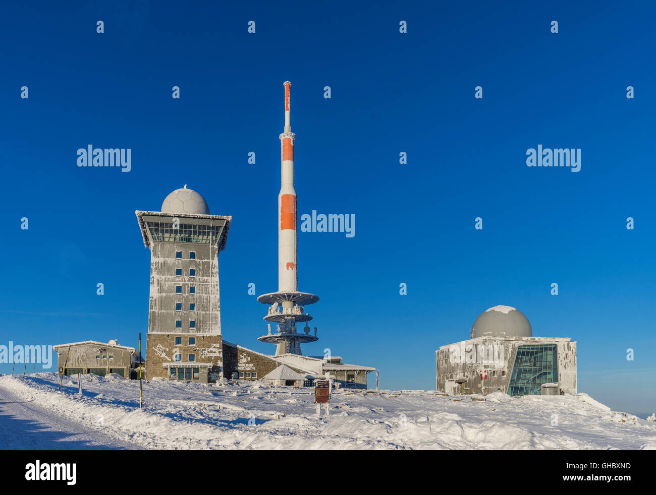 Geografia / viaggi, Germania, Sassonia-Anhalt, Parco Nazionale di Harz e Brocken edificio con torre della radio sul strappare in inverno, Additional-Rights-Clearance-Info-Not-Available Foto Stock