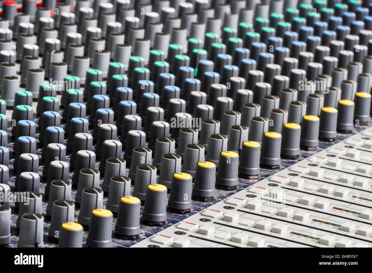 I pulsanti e i controlli del banco del suono di un ingegnere audio o il tecnico per un utilizzo in un luogo in cui ascoltare musica o produzione teatrale Foto Stock