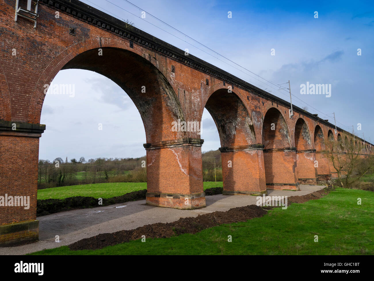 Twemlow viadotto ferroviario, Cheshire, Regno Unito, vicino Holmes cappella costruita nel 1841 attraversando il fiume Dane Foto Stock