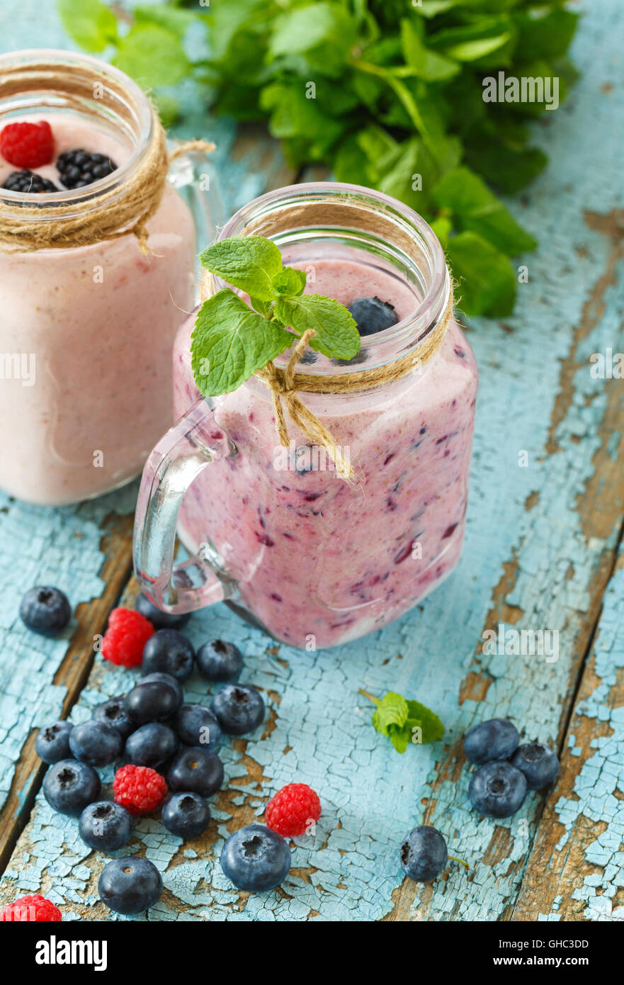 Benessere e perdita di peso concetto, berry smoothie sul tavolo di legno con ingredienti Foto Stock