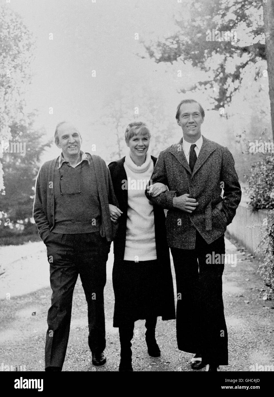 Direttore svedese Ingmar Bergman con Liv Ullmann e David Carradine durante le riprese per ' il serpente di un uovo di ' (1977) Foto Stock