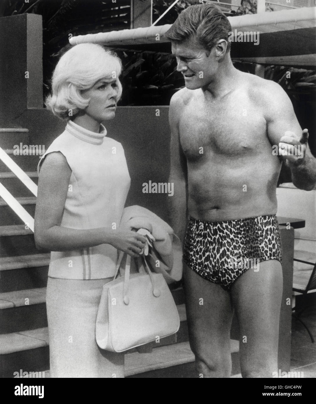 Spostare su DARLING USA 1963 Michael Gordon Ellen Wagstaff (Doris Day) e Stephen Burkett (CHUCK CONNORS) con il costume da bagno in 'Tiger guardare' Regie: Michael Gordon Foto Stock